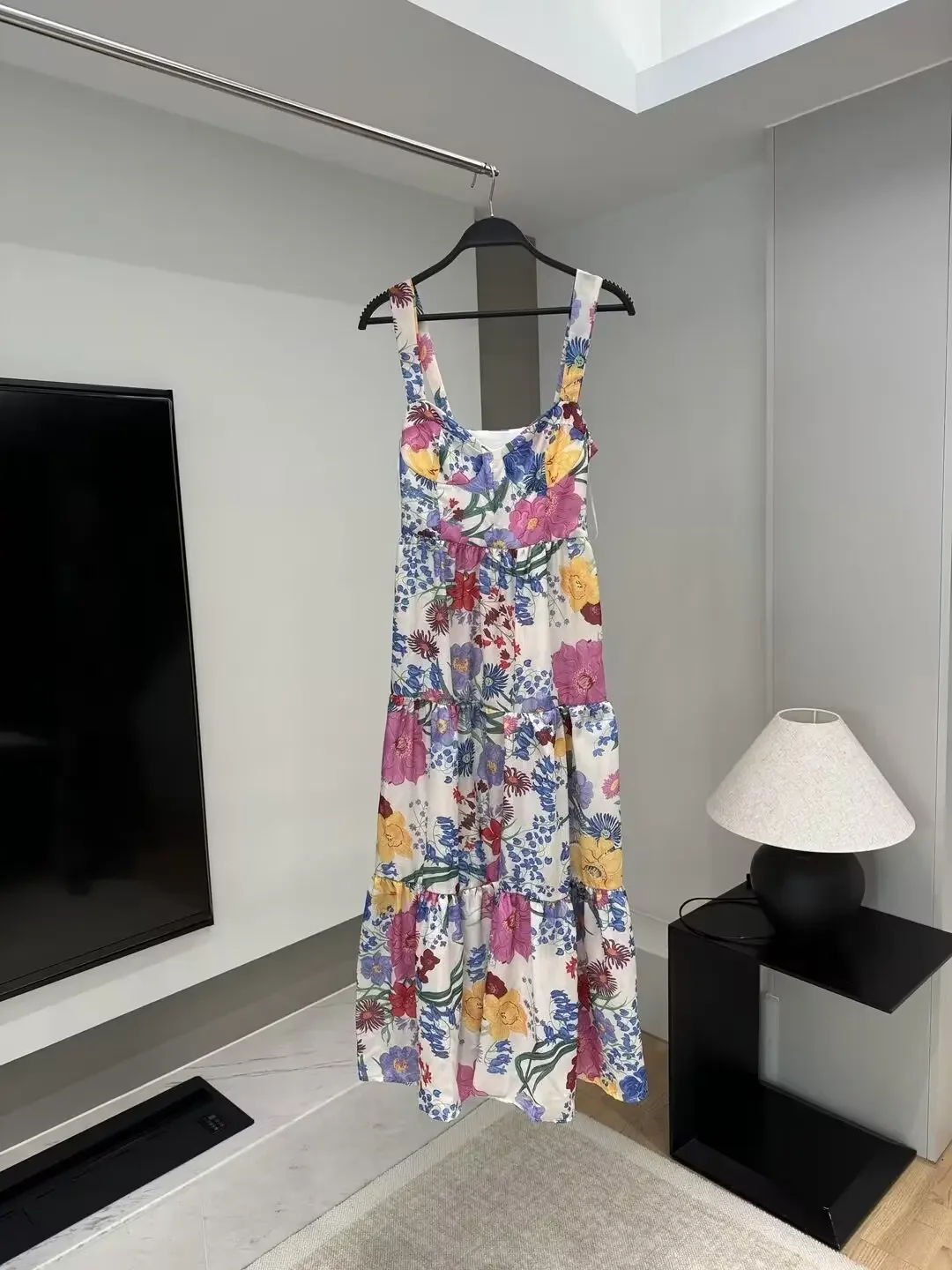 Женское облегающее платье миди с открытой спиной и цветочным принтом