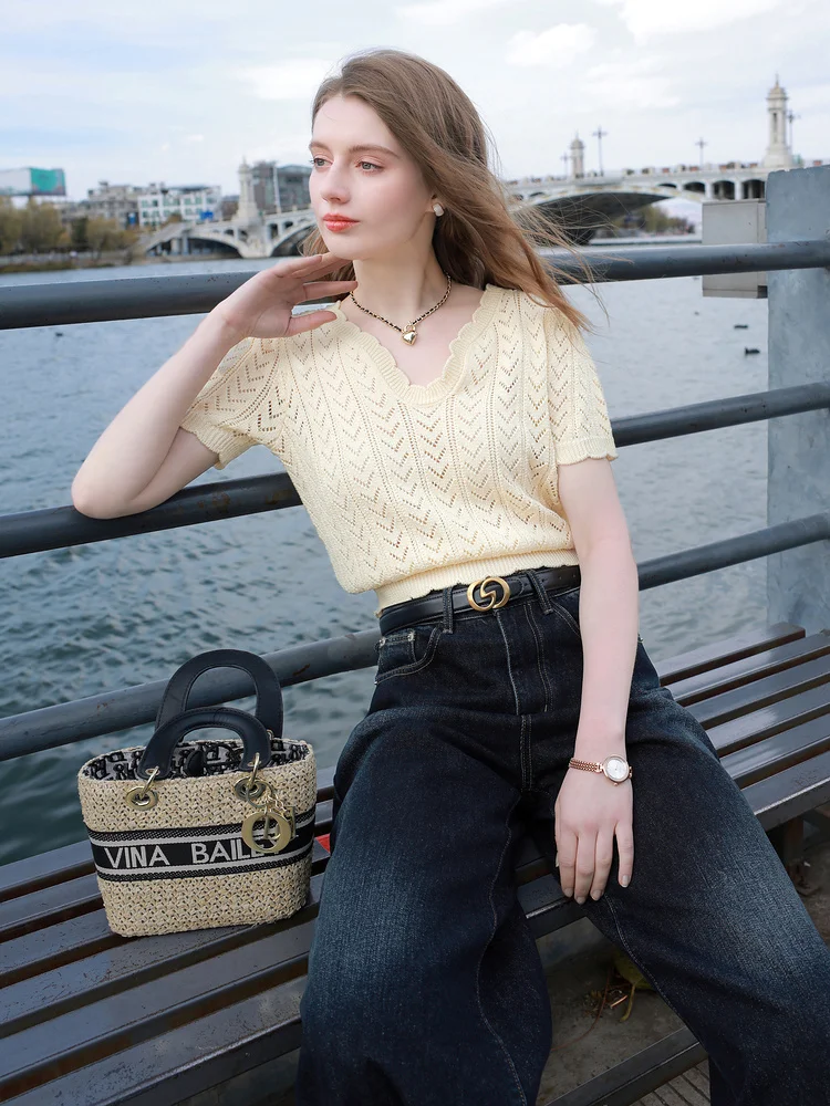 Трикотажная рубашка с коротким рукавом V-образным вырезом и пышными рукавами