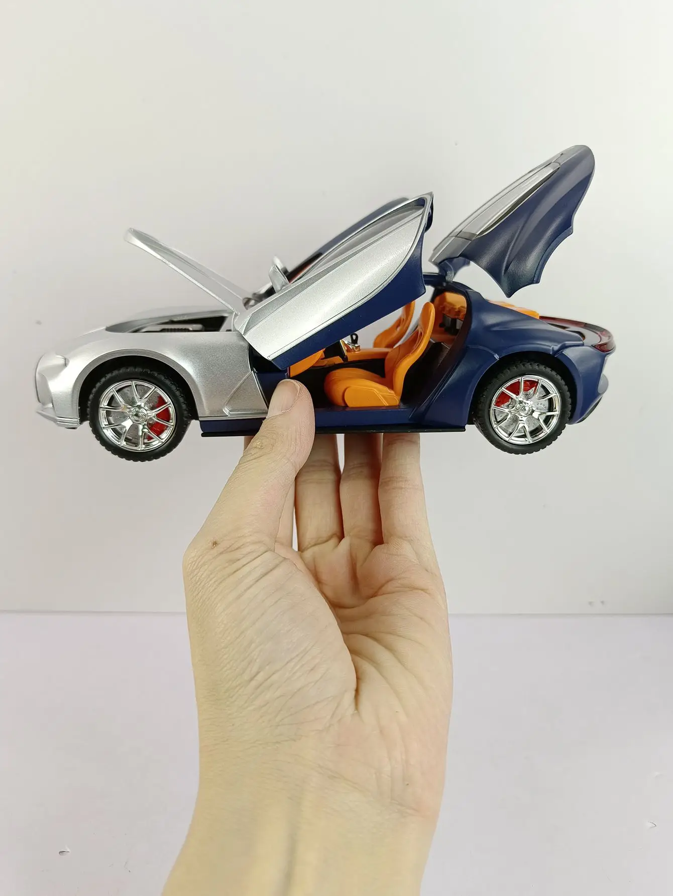 Модель Bugatti Atlantic из сплава металлов в масштабе 1:24, симулирующая звуковые и световые эффекты, богатая деталями, тонкая работа. (art.: 3920db8ebe100) - 3920db8ebe100