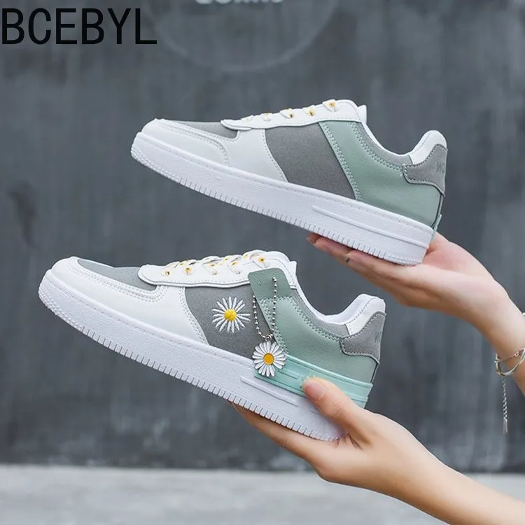 

Кроссовки женские на плоской подошве, дышащие, на шнуровке, Повседневная Весенняя спортивная обувь, корейский стиль, ромашки, белые