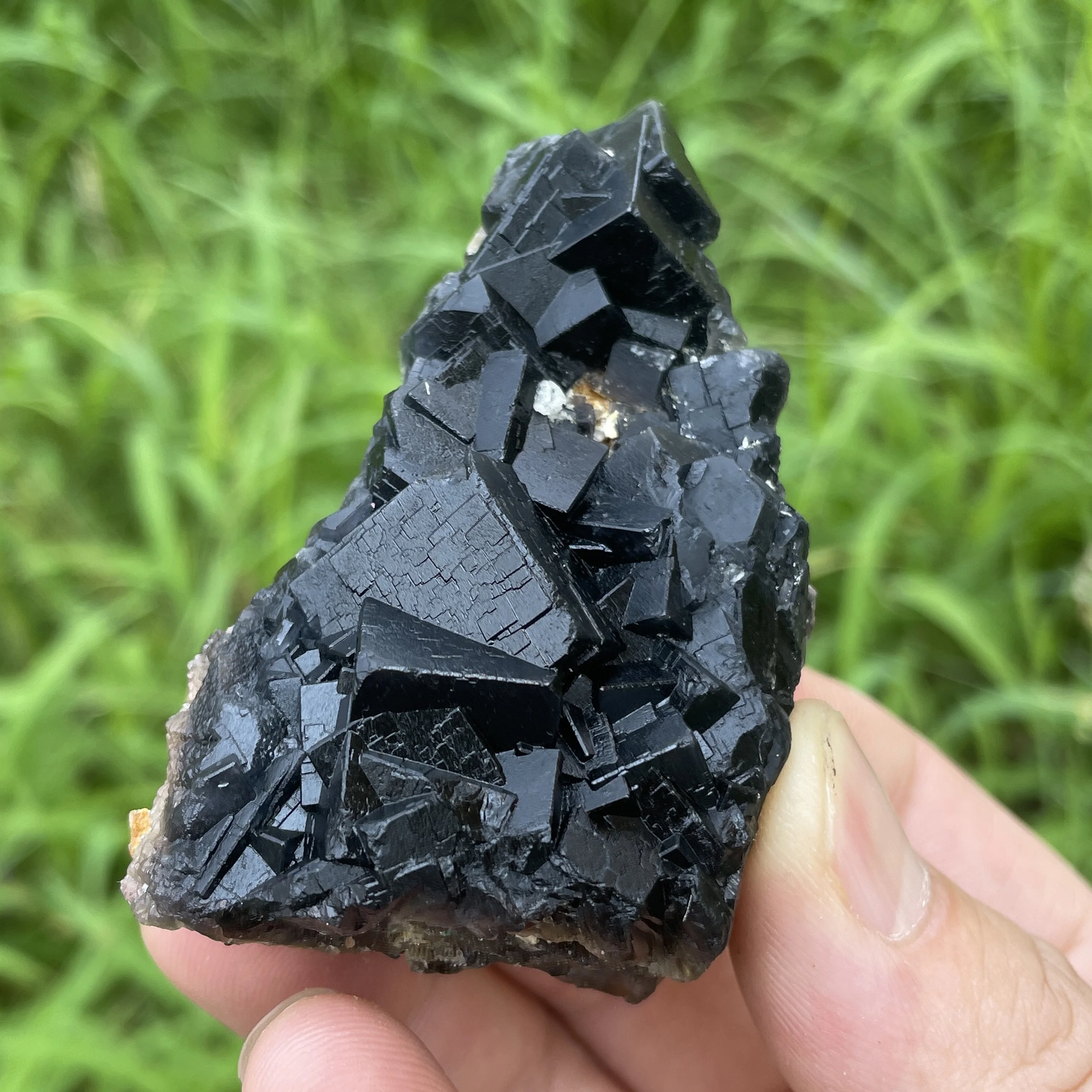 Натуральный пакистанский образец флюорита черной розы