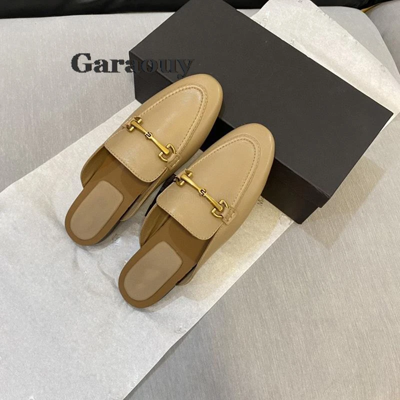 Женские кожаные сандалии с металлическим украшением Garaouy весенне-летнего сезона