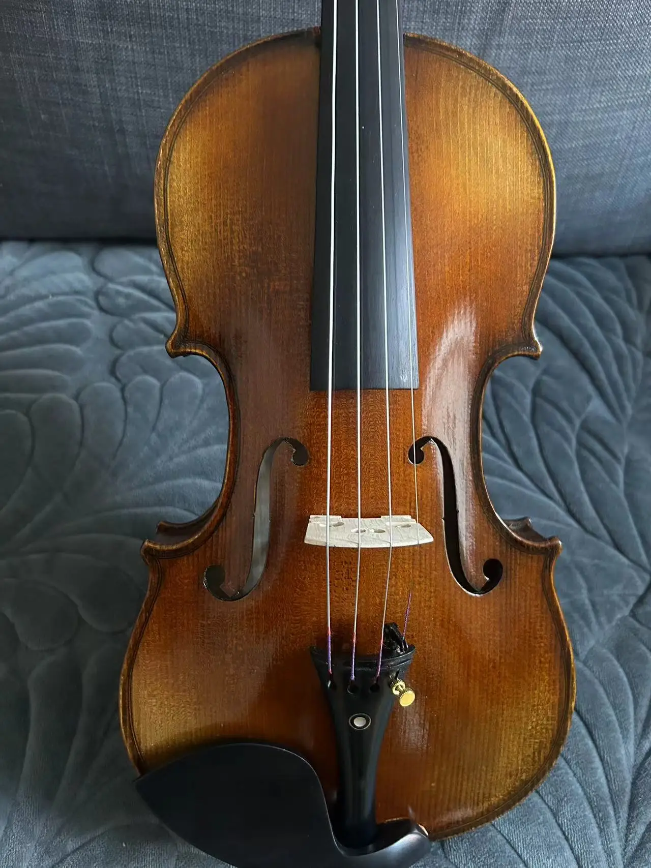 Модель скрипки Stradi 4/4 цельный пламенный клен спинка ель верхняя часть заводская