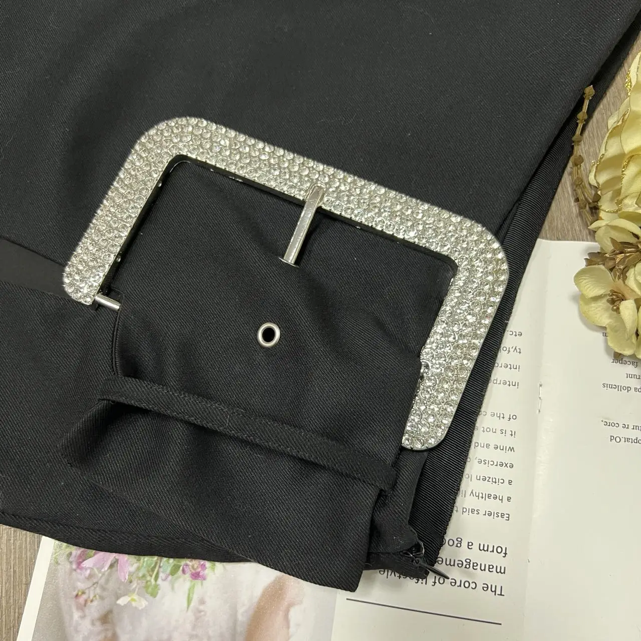 Мини-юбка с пряжкой на талии разрезом |