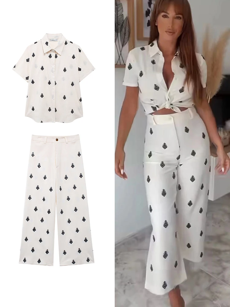 Женский брючный костюм из блузки и брюк с вышивкой коротким рукавом