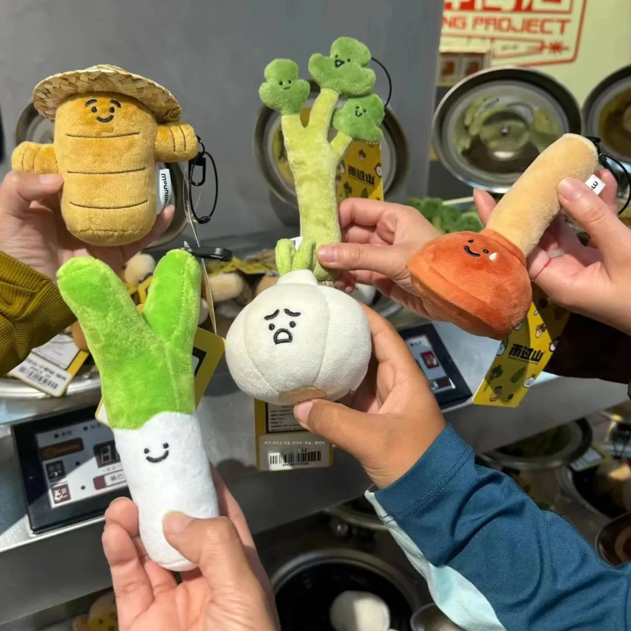 Маленькая красная книга такая же милая кукла-симулятор кориандра плюшевая