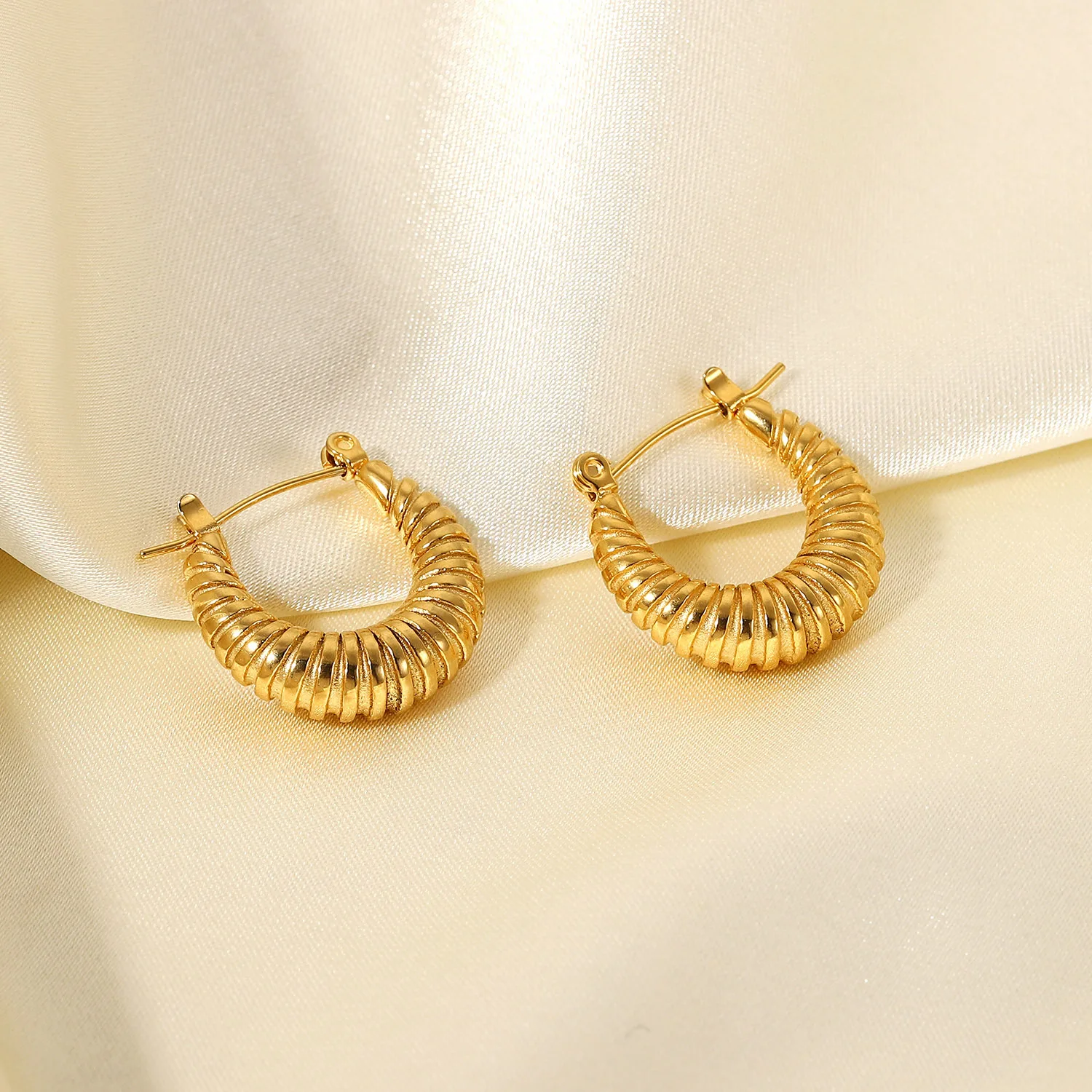 Stainless Steel PVD 18K Gold Plated Tarnish Waterproof Oval Twist Hoop Earrings For Woman Jewelry Wholesale Trendy