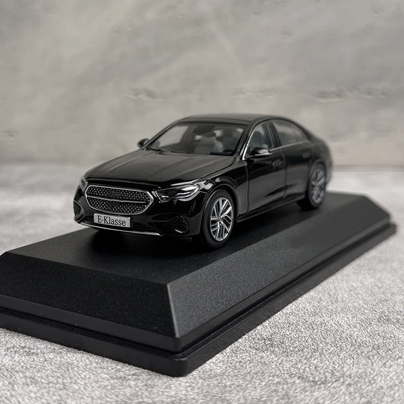 Фото ISCALE 1:43 E450 W214 E-Klasse E300 Имитация модели автомобиля из сплава №1