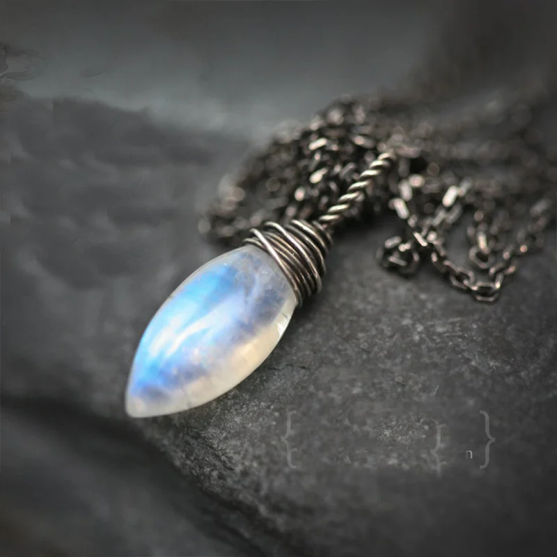 

Retro Water Drop Moonstone Pendant Necklace Ladies Clavicle Chain Necklace Ladies Exquisite Wedding Party Jewelry Wholesale