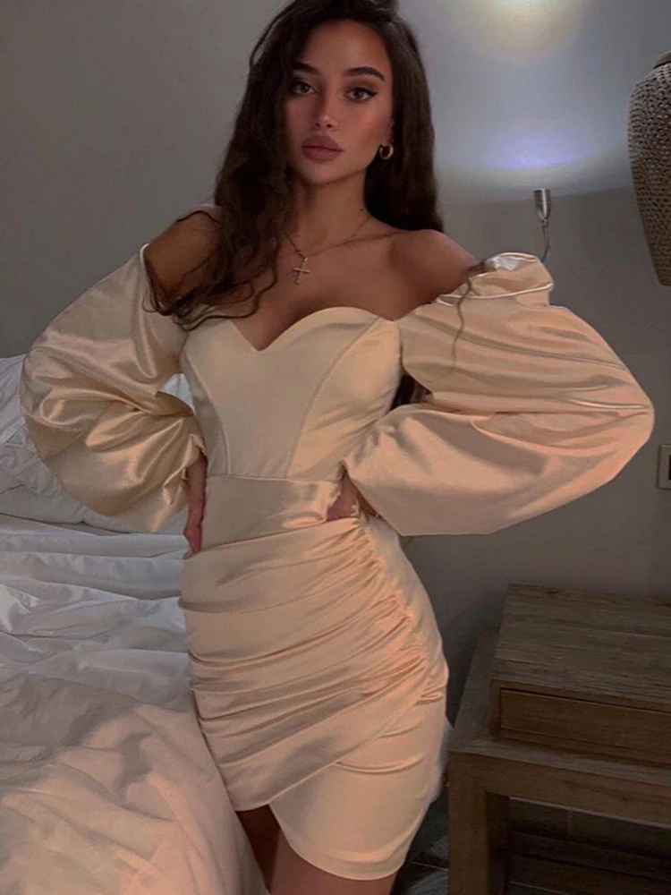 

Женское атласное мини-платье с квадратным вырезом, рукавом-фонариком и рюшами