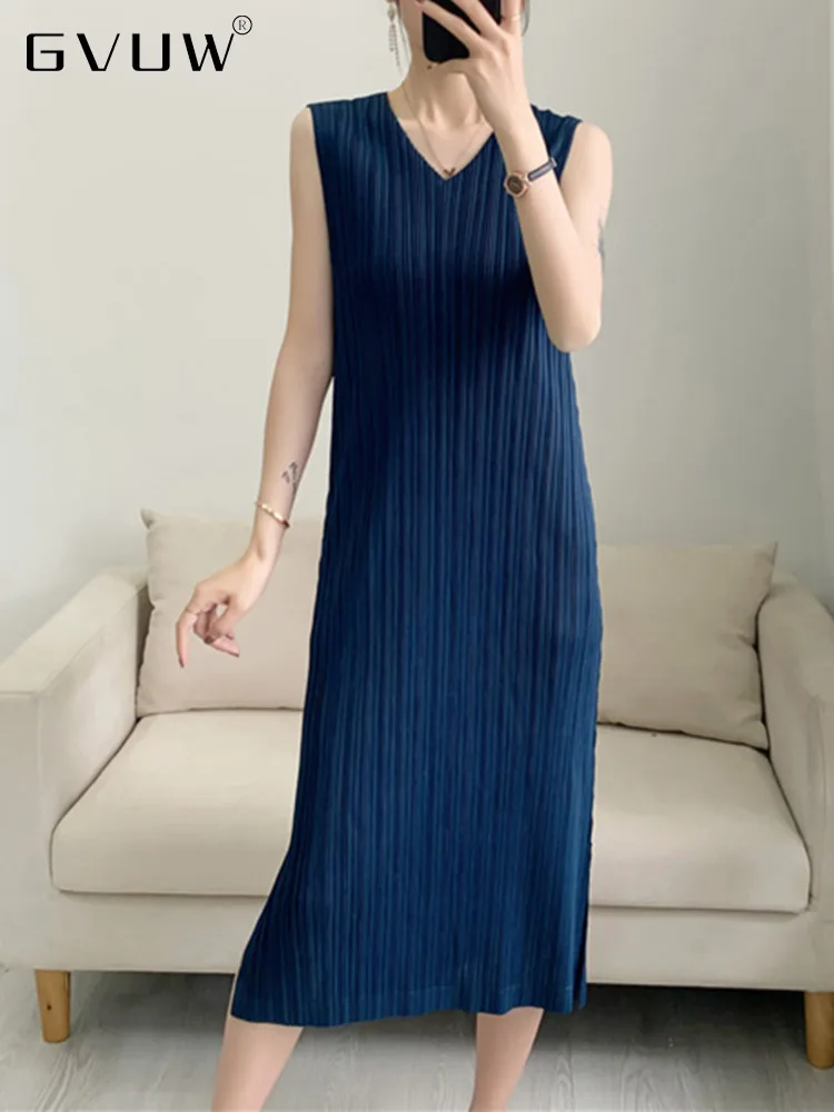 Женское плиссированное платье без рукавов GVUW, однотонное облегающее платье до середины икры с V-образным вырезом, модель 17D416 на лето, 2023