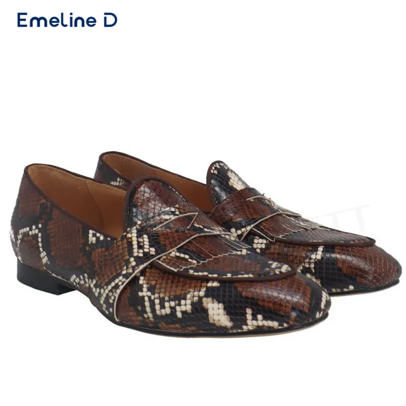 Темные лоферы со змеиным узором и кисточками простая кожаная повседневная обувь