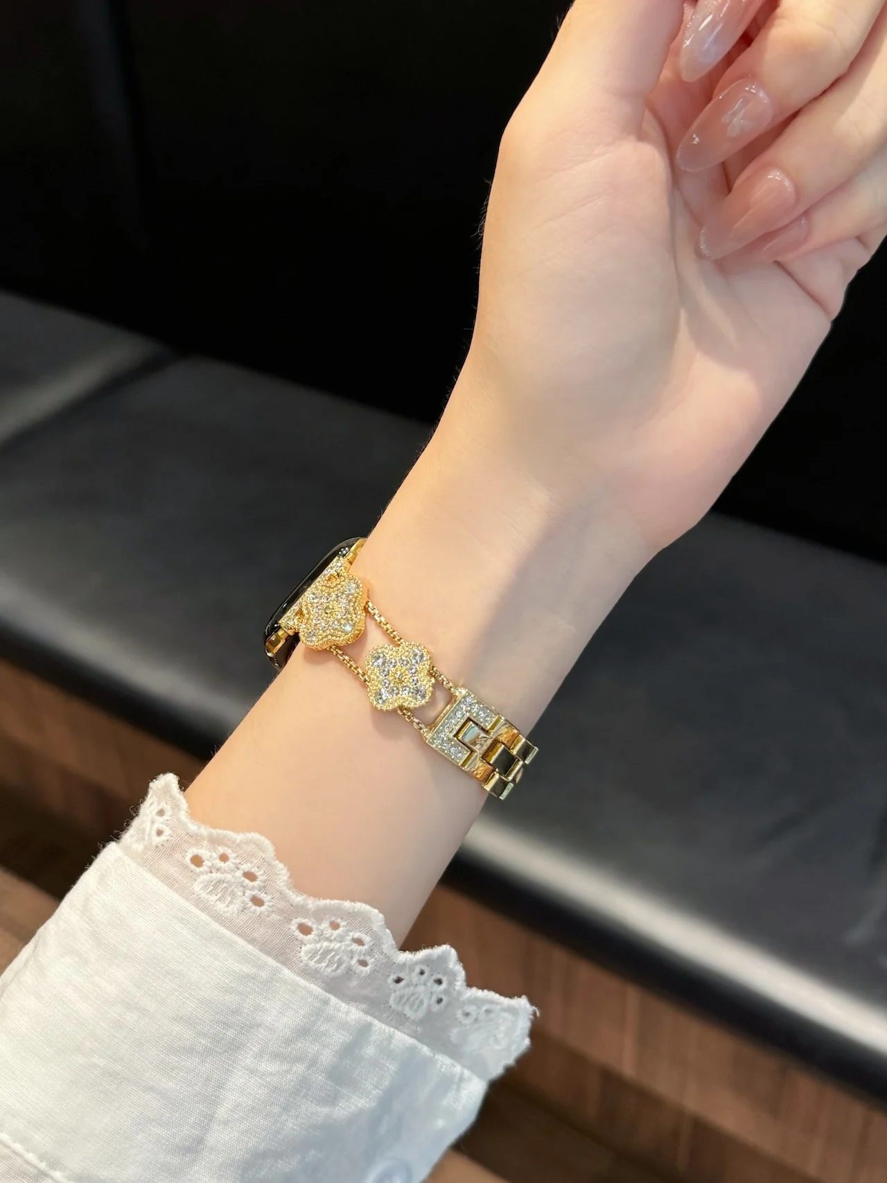 Ремешок с четырехлистным клевером и стразами для Apple Watch 38404142444549 мм, стильный и эффектный браслет для iWatch Series (art.: 3920db840c1da) - 3920db840c1da