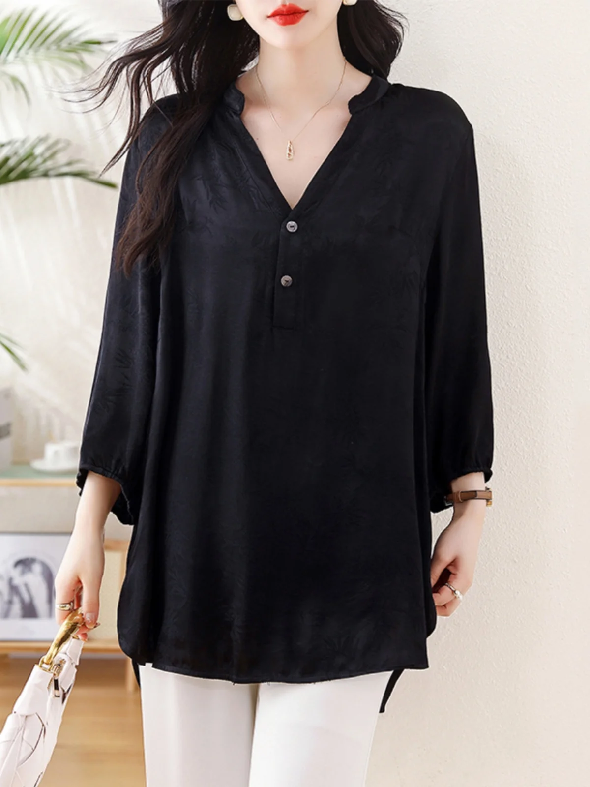 Рубашка женская с V-образным вырезом осень 2024