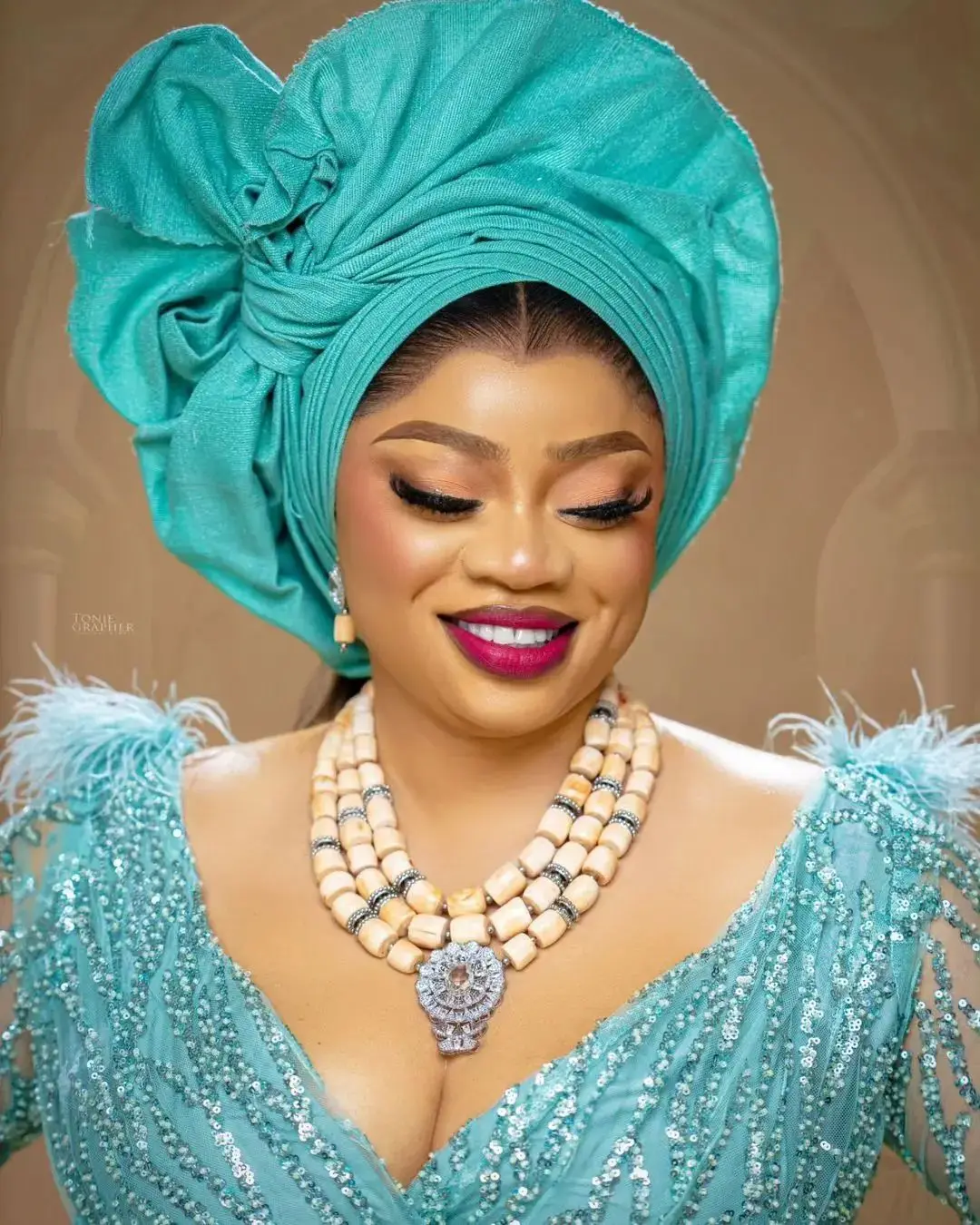 Aqua размера плюс нигерийские Выпускные платья с глубоким V-образным вырезом