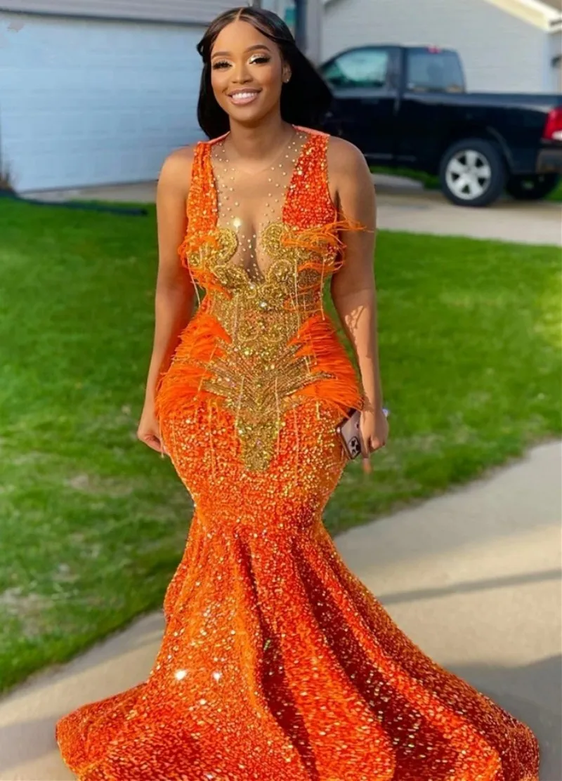 

2024 Sparkly Orange Mermaid Prom Dresses Sheer Neck Beading Feathers Crystal Luxury Evening Gowns Party Wear Robes De Soirée