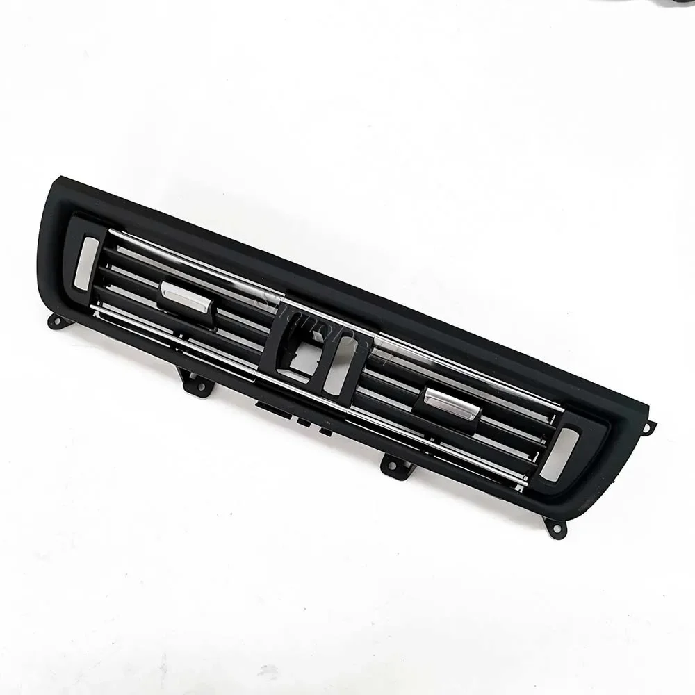 Передняя центральная вентиляционная решетка кондиционера автомобиля