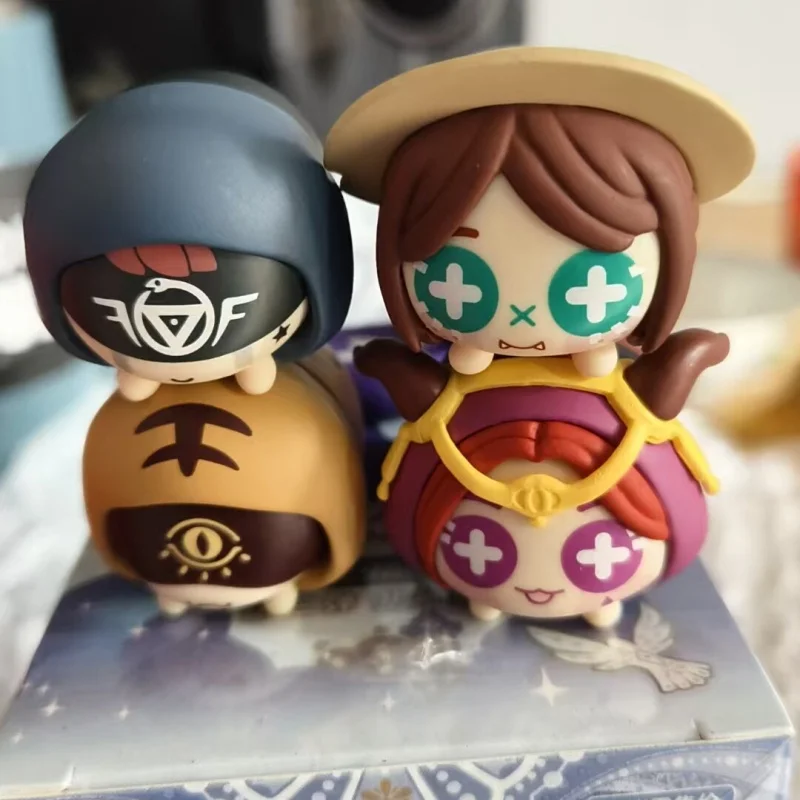 Фото Коллекционная фигурка персонажа Джокера-Садовника из серии Blind Box 3 по игре Identity V от Netease Games – декор для взрослых фанатов игр, отличный подарок. №1