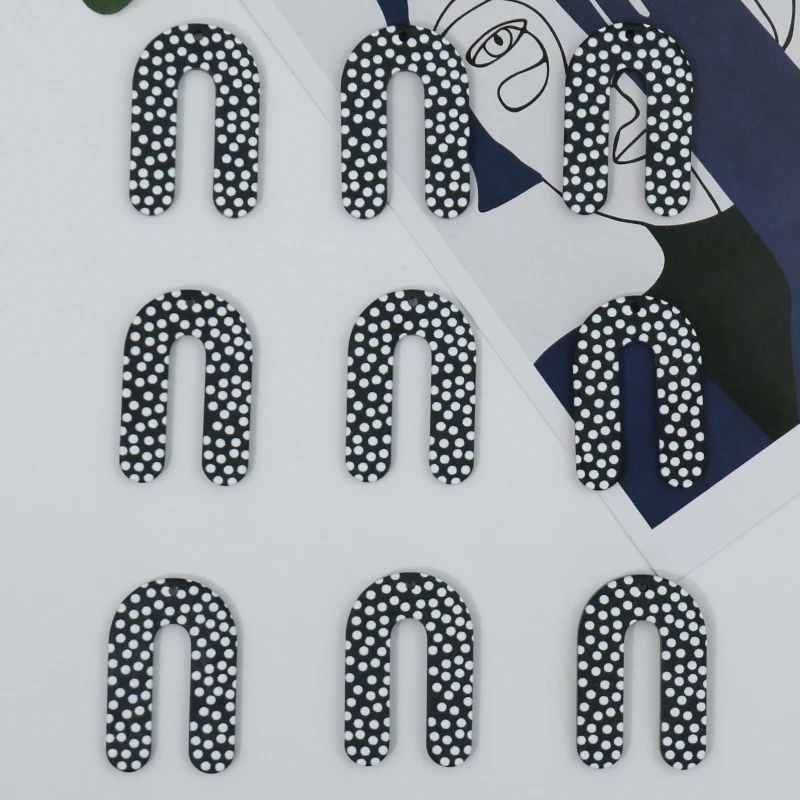 10 шт., подвеска «U» в виде белых точек, 21 х32 мм