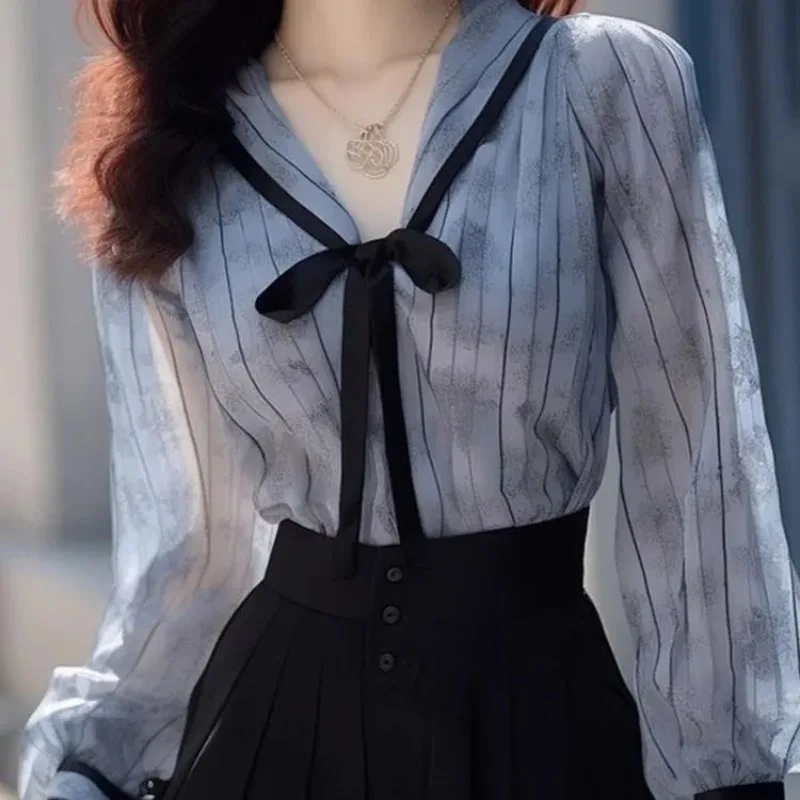 Женская блузка в полоску с отложным воротником длинным рукавом