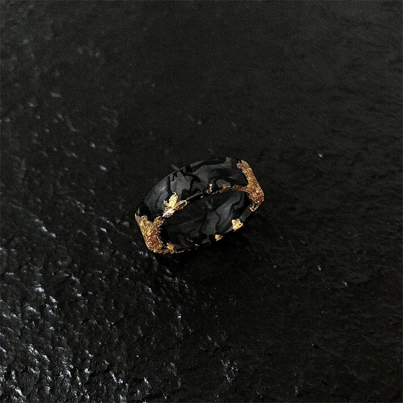 Круглое кольцо из смолы с цветными чернилами