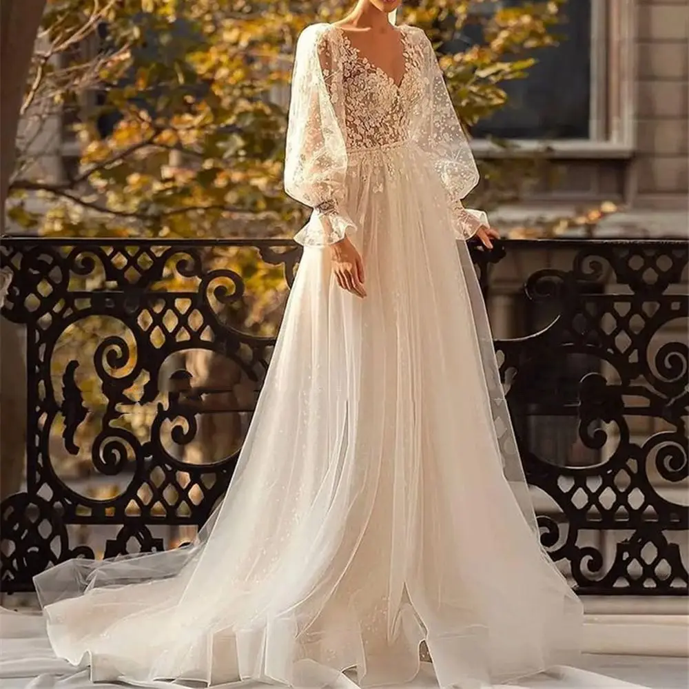 

Прозрачное свадебное платье с V-образным вырезом и кружевом в виде цветов