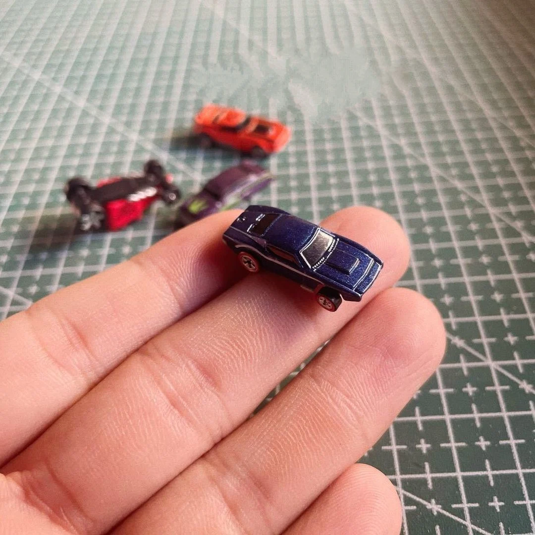 

Миниатюрный металлический автомобиль