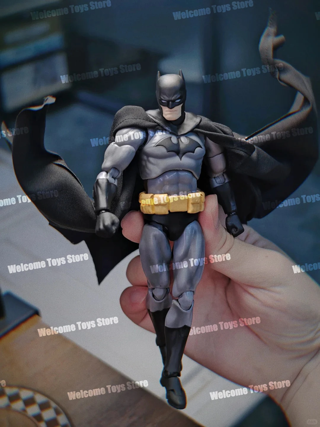 Фото В наличии: Фигурка Бэтмена Hush Mafex 126 (черная версия) от DC, аниме-фигурка, статуэтка, модель, подарки на заказ, детские игрушки №5