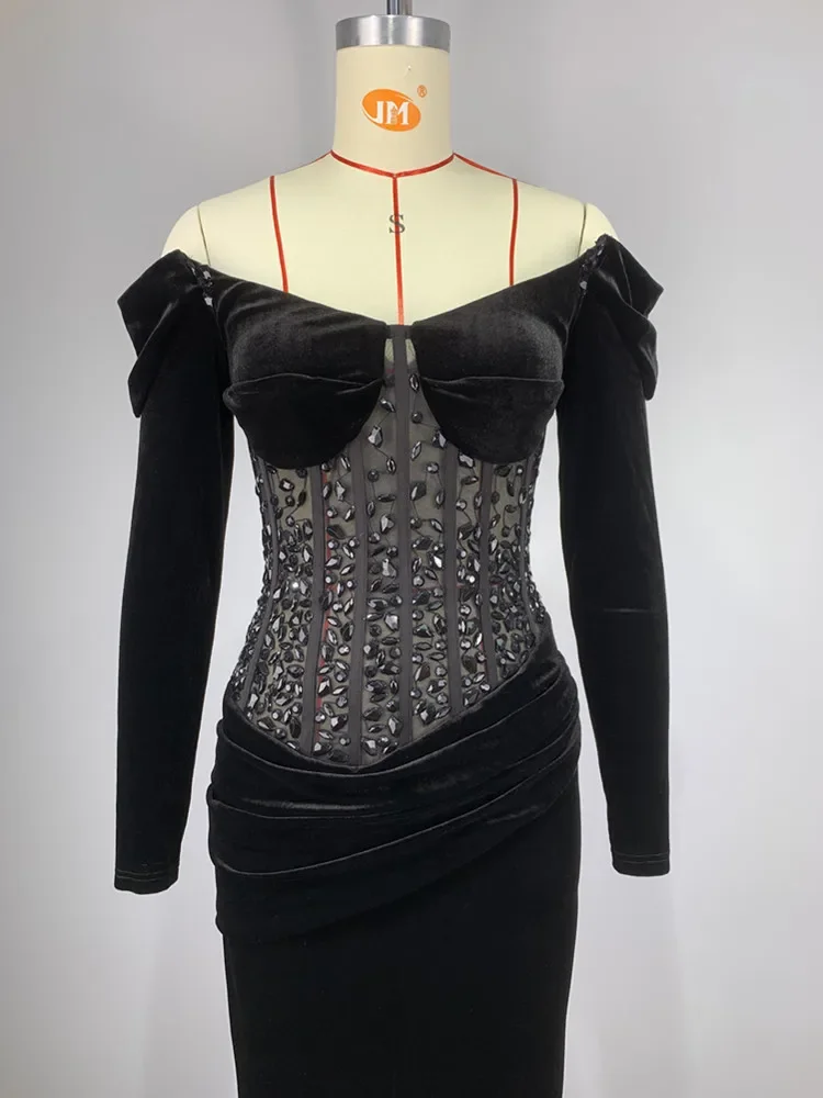 Женское бархатное платье макси Черное длинное с открытыми плечами и кристаллами