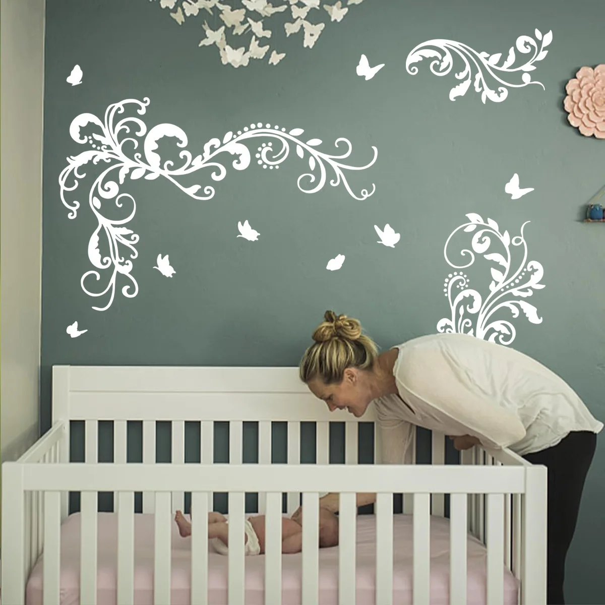 Самоклеящиеся обои с рисунком в виде белых цветов