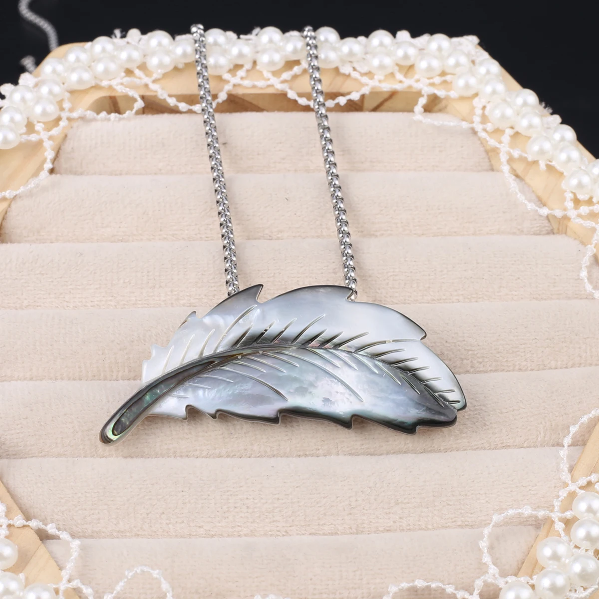 

Women Necklace Natural Shell Necklace Flower-Shaped Drill Pendant Metal Chain Charms For Elegant Women Love Romantic Gift