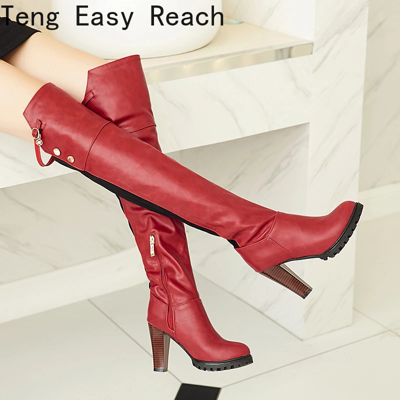 Женские сапоги выше колена на очень толстом каблуке со стразами и пряжкой