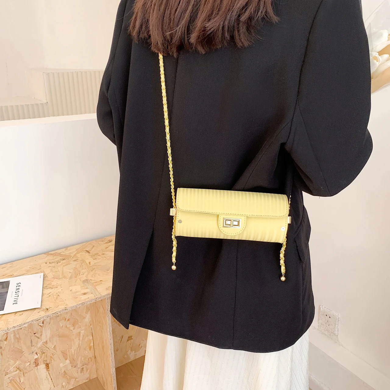 

Long pass shape ladies one-shoulder diagonal handbag. Fashionable atmosphere. Casual and versatile.