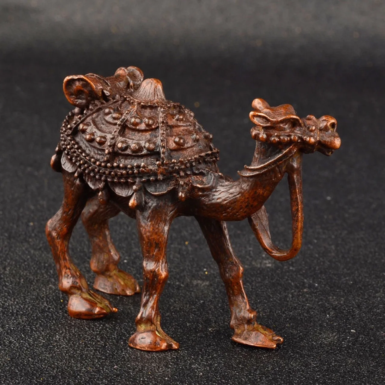 

Медные фигурки верблюдов