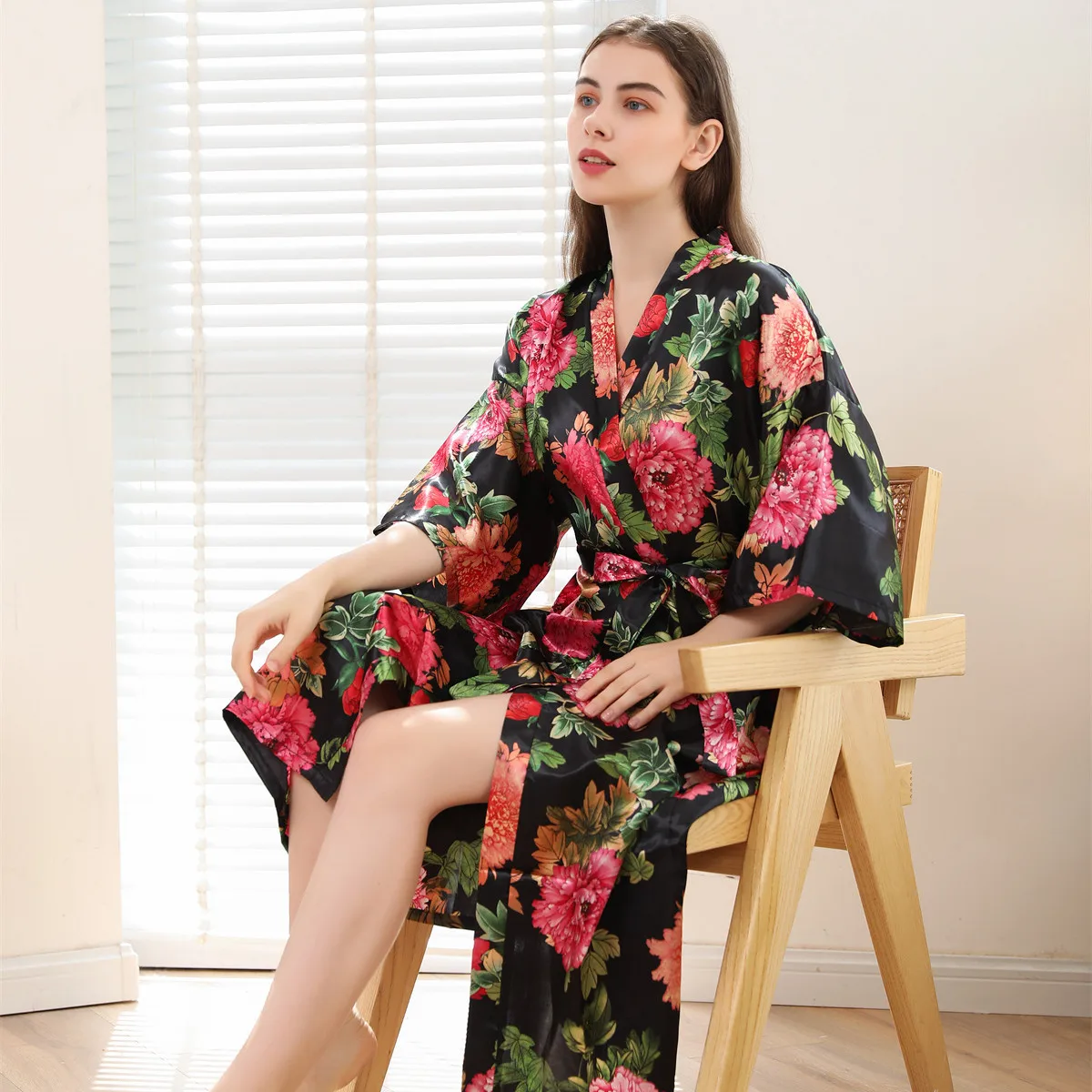 

Женское длинное атласное кимоно с цветочным принтом