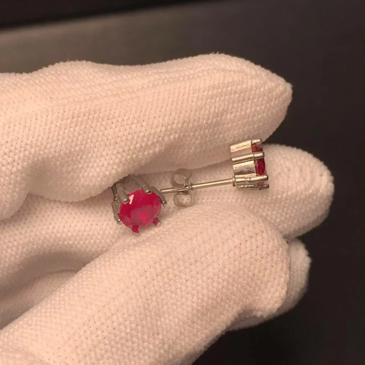 Серьги-гвоздики HEYYA STONE с рубином из нержавеющей стали