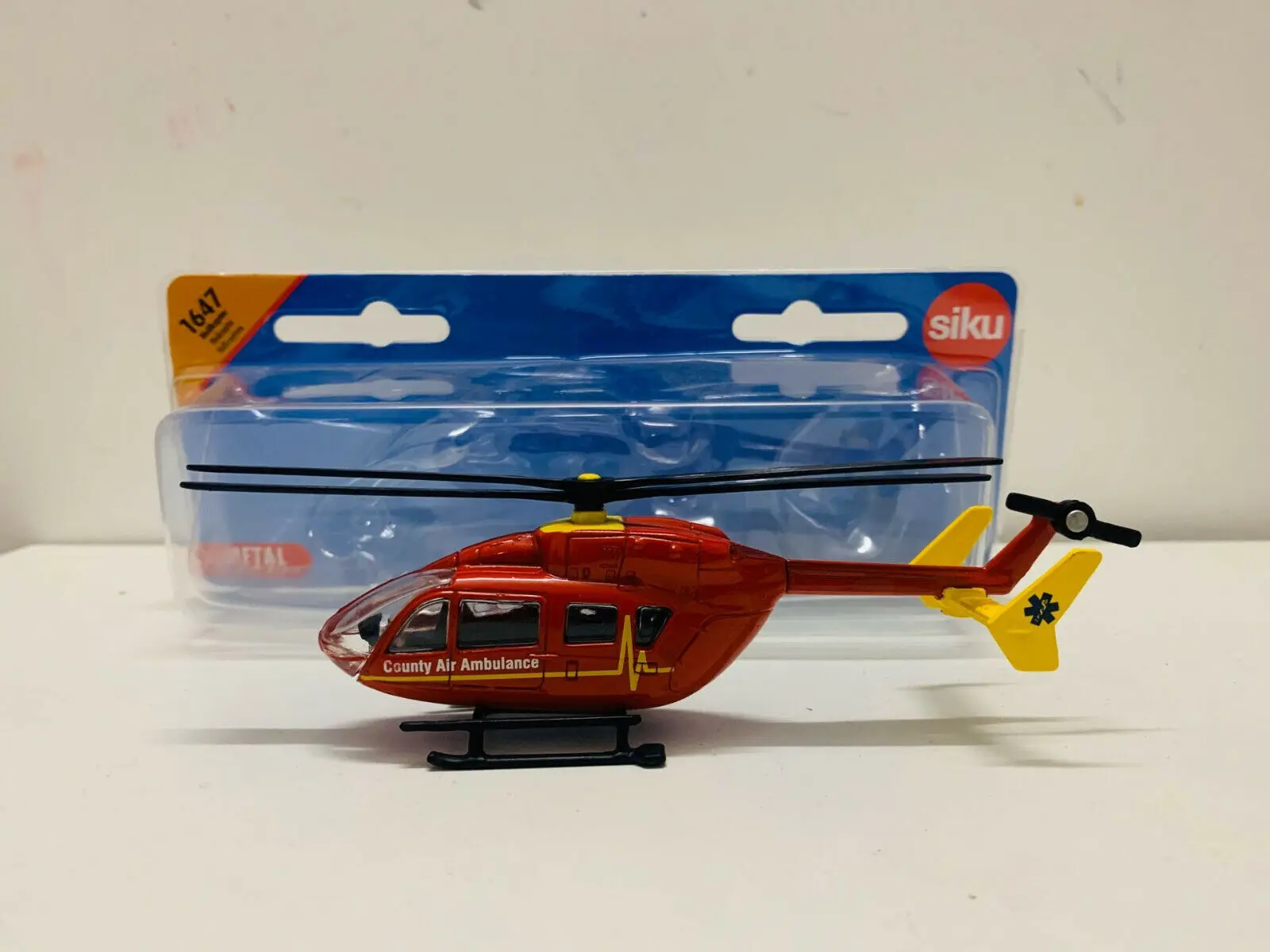 

Siku 1647 County Air Ambulance Helicopter 1/87 Scale Metal + Plastic Parts Gift