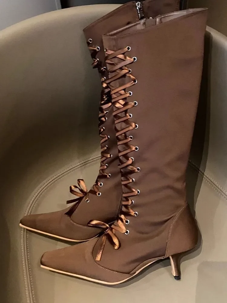 Сапоги до колена на низком каблуке с квадратным носком и ремешками мягкие