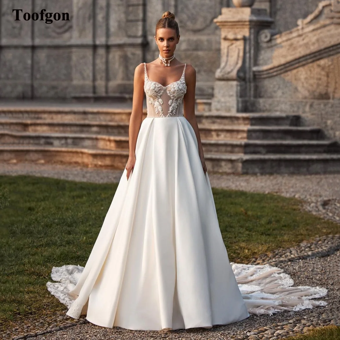 

Toofgon A Line Wedding Dresses Spaghetti Straps Sleeveless Sexy Appliques Lace Long Train Bride Gowns Princess Bride Party Dress