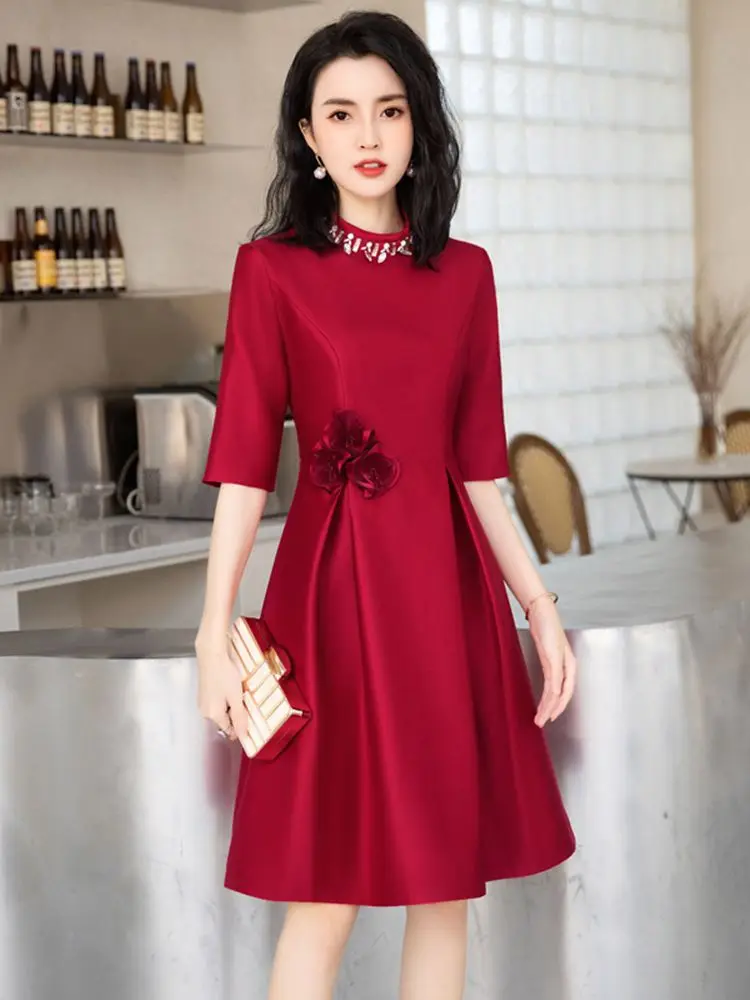 

Burgundy Knee Length Mother of the Bride Dresses Luxury Satin Half Sleeves Slim Applique Wedding Guest Gowns 2023 New
