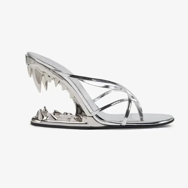 Женские лаконичные босоножки на высоком каблуке в форме тигрового зуба