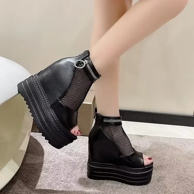 Женские кроссовки на танкетке повседневные сетчатые с золотыми блестками без