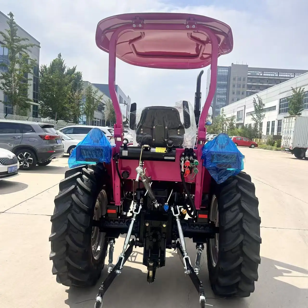 Фото Продается: мини-трактор CE COC 4X4 мощностью 25-150 л.с. с бульдозерным и погрузочным отвалами; допущен к эксплуатации на дорогах общего пользования. №3