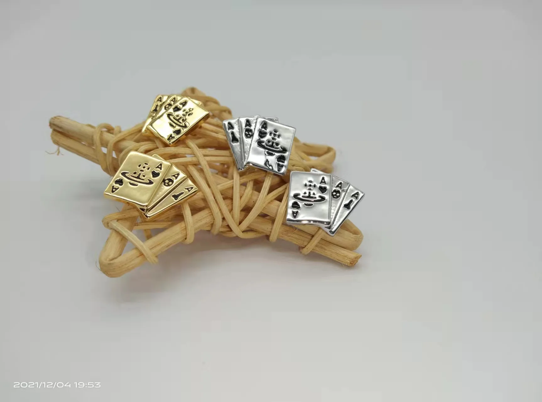 

Женские серьги-гвоздики в виде покера