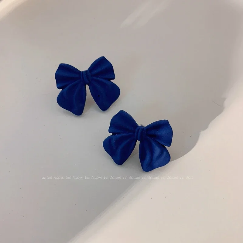 Серьги-гвоздики серии Royal Blue коллекция сердечек с бантом круг квадратные