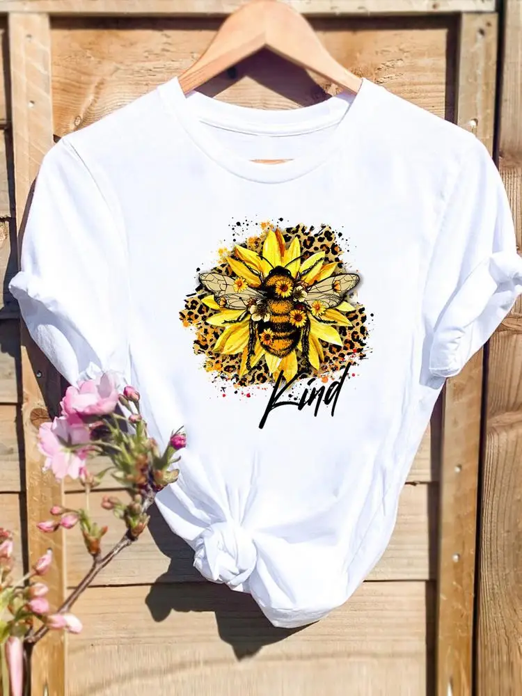 Футболка женская с коротким рукавом милый тренд принтом пчелы и цветов