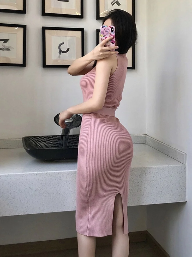 Женское трикотажное облегающее платье-мини без рукавов с разрезом