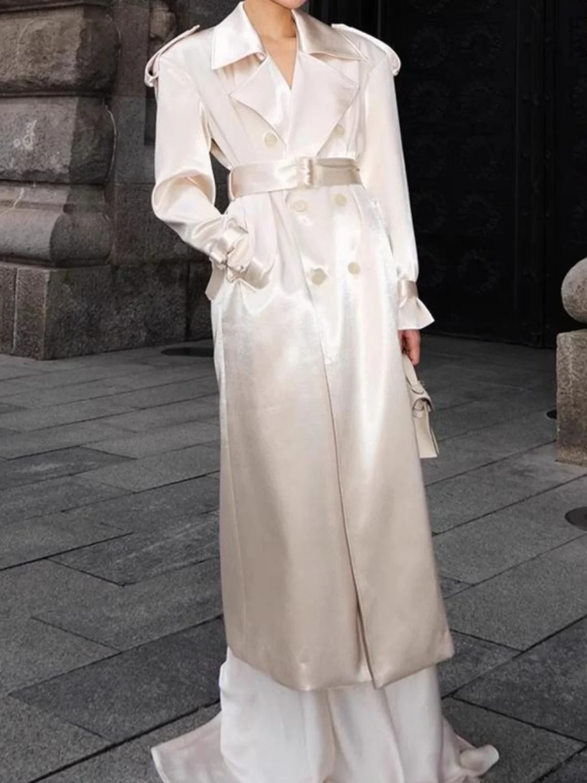 Sanguan White Moonlight Pearl Treasure Французский атласный женский плащ средней длины 2024