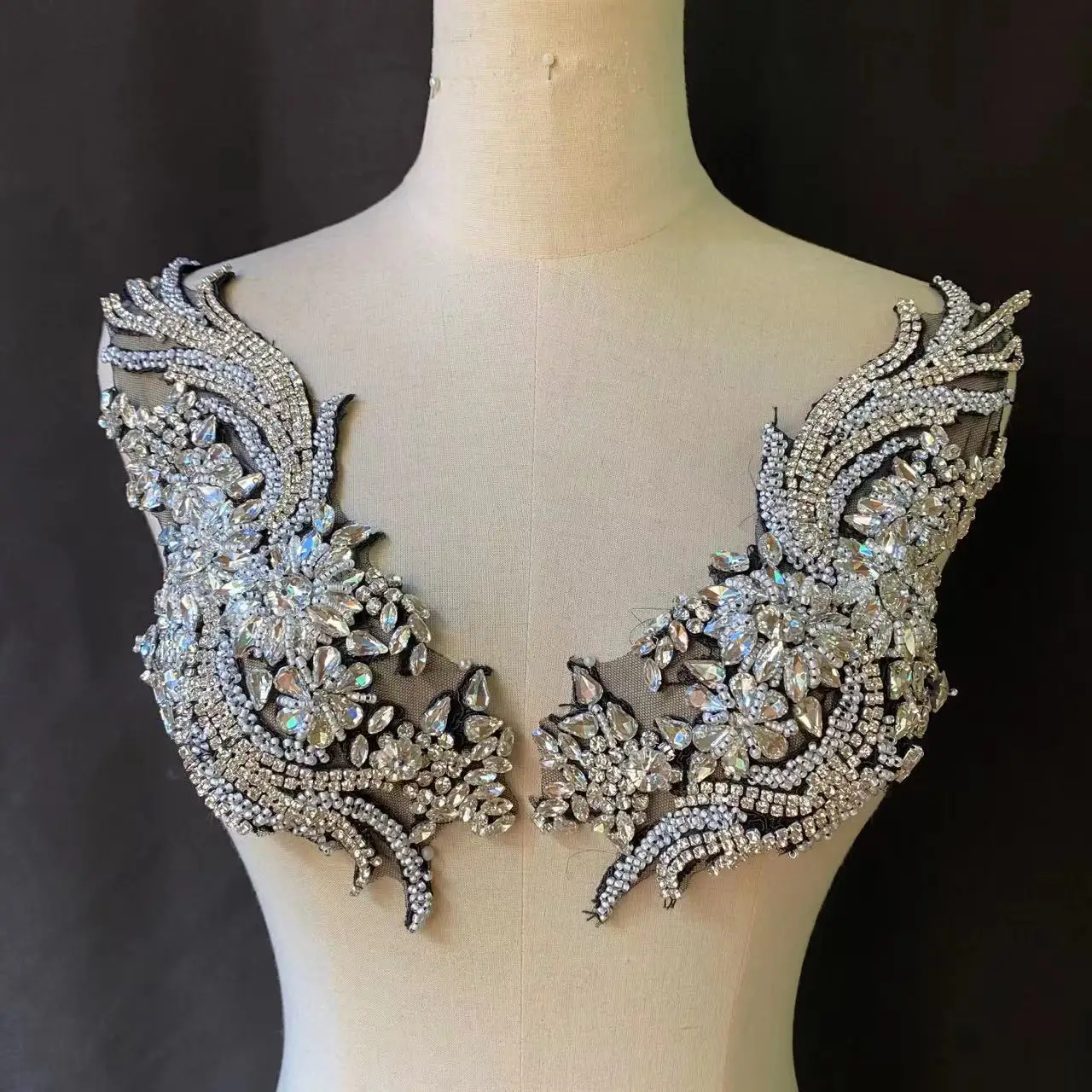 

Роскошная Серебряная блестящая аппликация ручной работы с бисером 3D разразы нашивка с черной сеткой для костюмного платья, свадебного платья