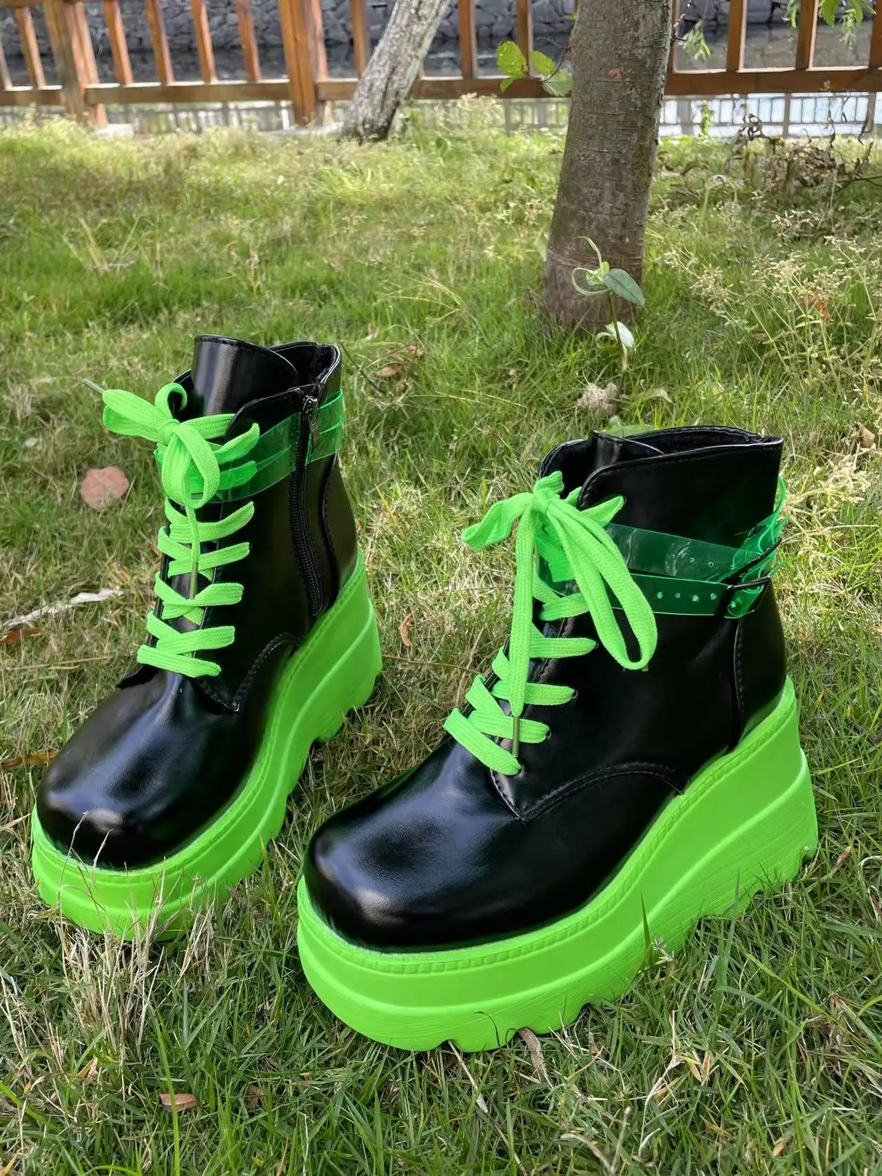 

Новые брендовые мотоциклетные ботинки на танкетке, женская обувь на шнуровке с пряжкой, весенние зеленые готические толстые женские туфли-лодочки на платформе и высоком каблуке